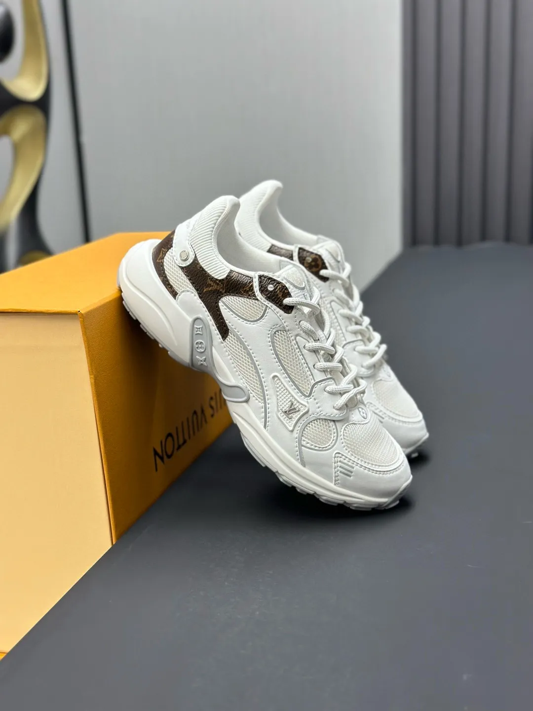 Factory price: 640💰Top version LV-Louis Vuitton-classic catwalk new style original 1:1 developed replica! ! The upper foot is very comfortable. It is made of luxurious materials and fine workmanship. The midsole is printed with English letters "Made in Europe". The upper is made of calfskin imported from Italy. The side is decorated with the brand's LOGO and signature. The latest latex foot pads and mesh lining make the foot feel super comfortable. The original two-color TPU combination outsole is specially provided by the original factory. Bag technology Goodyear stitched edges Fabric: Exclusive custom first-layer cowhide Accessories: Exclusive private model Vuitton logo, lining: Customized silk mesh lining - first-layer silk cowhide lining Outsole: TPU combination outsole wear-resistant, non-slip and anti-yellowing Foot pads: new latex pads-mesh sweat-absorbent Counter technology: fully computerized sewing machine wire drawing Toe box back cover Hot and cold shaping Full set of pull-top last with medium and low logo pattern Counter packaging - Shoelaces, certificates, cards, instructions, certificates of quality, dust bags, the most comprehensive packaging on the entire network, women's models 35-39, men's models 38-46 (38/46 customized, non-refundable!